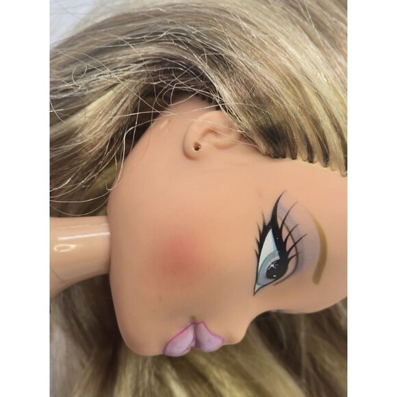 Bratz Doll Birthday Bash - Cloe With Clothing- Belt Flaws - Picture 11 of 16